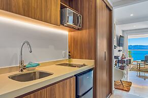 Oceanfront Studio With Infinity Pool, Breathtaking Views & Beach Acces