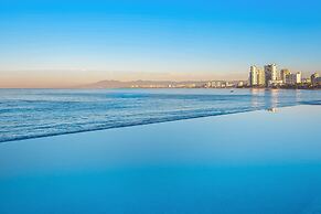 Oceanfront Studio With Infinity Pool, Breathtaking Views & Beach Acces