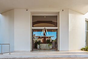 Oceanfront Studio With Infinity Pool, Breathtaking Views & Beach Acces