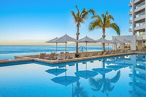 Oceanfront Studio With Infinity Pool, Breathtaking Views & Beach Acces
