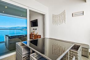 Oceanfront Studio With Infinity Pool, Breathtaking Views & Beach Acces
