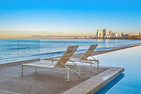 Oceanfront Studio With Infinity Pool, Breathtaking Views & Beach Acces