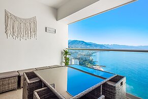 Oceanfront Studio With Infinity Pool, Breathtaking Views & Beach Acces