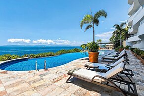 Modern Condo With Ocean Views, Rooftop Infinity Pool & Central AC