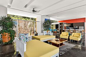 Modern Condo With Ocean Views, Rooftop Infinity Pool & Central AC