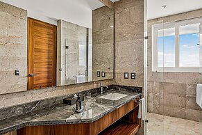 Modern Condo With Ocean Views, Rooftop Infinity Pool & Central AC