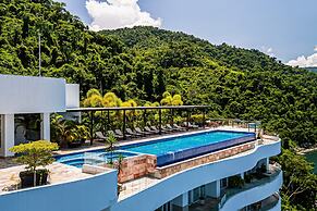 Modern Condo With Ocean Views, Rooftop Infinity Pool & Central AC