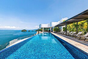 Modern Condo With Ocean Views, Rooftop Infinity Pool & Central AC