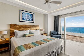 Modern Condo With Ocean Views, Rooftop Infinity Pool & Central AC