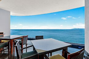 Modern Condo With Ocean Views, Rooftop Infinity Pool & Central AC