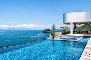 Modern Condo With Ocean Views, Rooftop Infinity Pool & Central AC