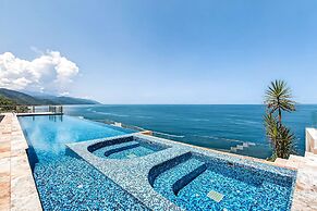 Modern Condo With Ocean Views, Rooftop Infinity Pool & Central AC