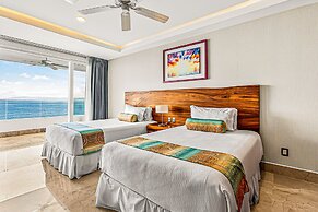 Modern Condo With Ocean Views, Rooftop Infinity Pool & Central AC
