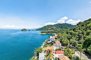 Modern Condo With Ocean Views, Rooftop Infinity Pool & Central AC