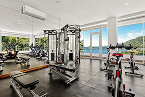 Modern Condo With Ocean Views, Rooftop Infinity Pool & Central AC