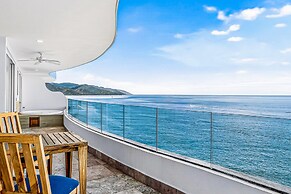 Modern Condo With Ocean Views, Rooftop Infinity Pool & Central AC