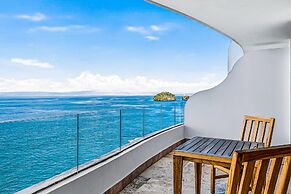 Modern Condo With Ocean Views, Rooftop Infinity Pool & Central AC