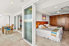 Modern Condo With Ocean Views, Rooftop Infinity Pool & Central AC