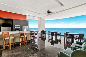 Modern Condo With Ocean Views, Rooftop Infinity Pool & Central AC