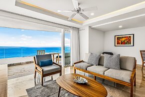 Modern Condo With Ocean Views, Rooftop Infinity Pool & Central AC