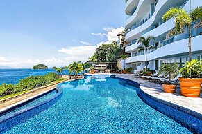 Modern Condo With Ocean Views, Rooftop Infinity Pool & Central AC