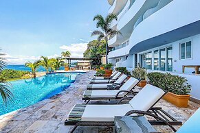 Modern Condo With Ocean Views, Rooftop Infinity Pool & Central AC