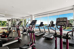 Modern Condo With Ocean Views, Rooftop Infinity Pool & Central AC