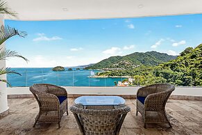 Modern Condo With Ocean Views, Rooftop Infinity Pool & Central AC