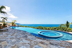 Modern Condo With Ocean Views, Rooftop Infinity Pool & Central AC