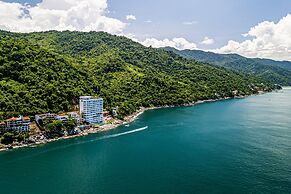 Modern Condo With Ocean Views, Rooftop Infinity Pool & Central AC