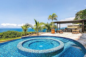 Modern Condo With Ocean Views, Rooftop Infinity Pool & Central AC