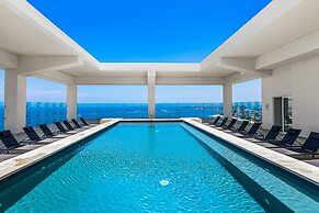 Stylish Oceanfront Condo With Infinity Pool, Rooftop Deck & Beach Acce