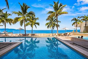 Stylish Oceanfront Condo With Infinity Pool, Rooftop Deck & Beach Acce