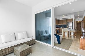 Stylish Oceanfront Condo With Infinity Pool, Rooftop Deck & Beach Acce