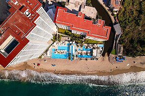 Stylish Oceanfront Condo With Infinity Pool, Rooftop Deck & Beach Acce