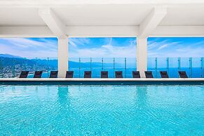 Stylish Oceanfront Condo With Infinity Pool, Rooftop Deck & Beach Acce