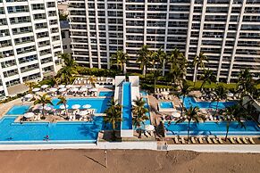 Stylish Oceanfront Condo With Infinity Pool, Rooftop Deck & Beach Acce