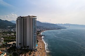 Stylish Oceanfront Condo With Infinity Pool, Rooftop Deck & Beach Acce