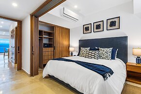 Stylish Oceanfront Condo With Infinity Pool, Rooftop Deck & Beach Acce