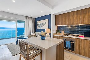 Stylish Oceanfront Condo With Infinity Pool, Rooftop Deck & Beach Acce