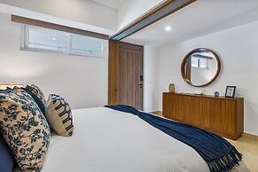 Stylish Oceanfront Condo With Infinity Pool, Rooftop Deck & Beach Acce