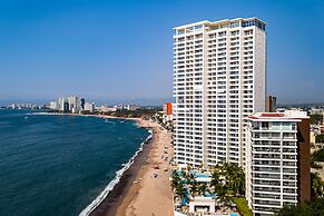 Stylish Oceanfront Condo With Infinity Pool, Rooftop Deck & Beach Acce