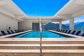 Stylish Oceanfront Condo With Infinity Pool, Rooftop Deck & Beach Acce