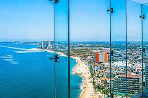 Stylish Oceanfront Condo With Infinity Pool, Rooftop Deck & Beach Acce