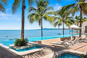 Stylish Oceanfront Condo With Infinity Pool, Rooftop Deck & Beach Acce