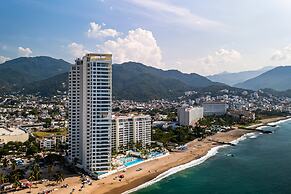 Stylish Oceanfront Condo With Infinity Pool, Rooftop Deck & Beach Acce