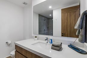 Stylish Oceanfront Condo With Infinity Pool, Rooftop Deck & Beach Acce