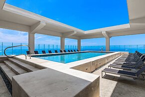 Stylish Oceanfront Condo With Infinity Pool, Rooftop Deck & Beach Acce