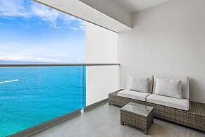 Stylish Oceanfront Condo With Infinity Pool, Rooftop Deck & Beach Acce