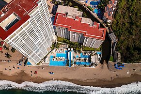 Stylish Oceanfront Condo With Infinity Pool, Rooftop Deck & Beach Acce